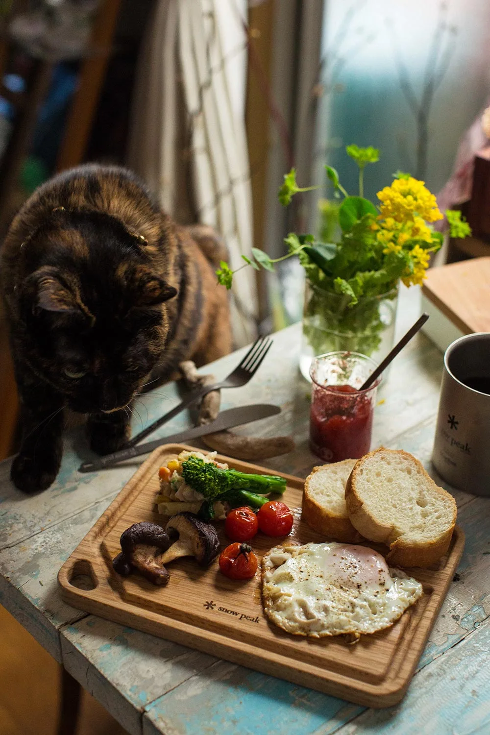 고양이도 기웃거리는 아침 접시에 소박한 행복을 가득 담았습니다.