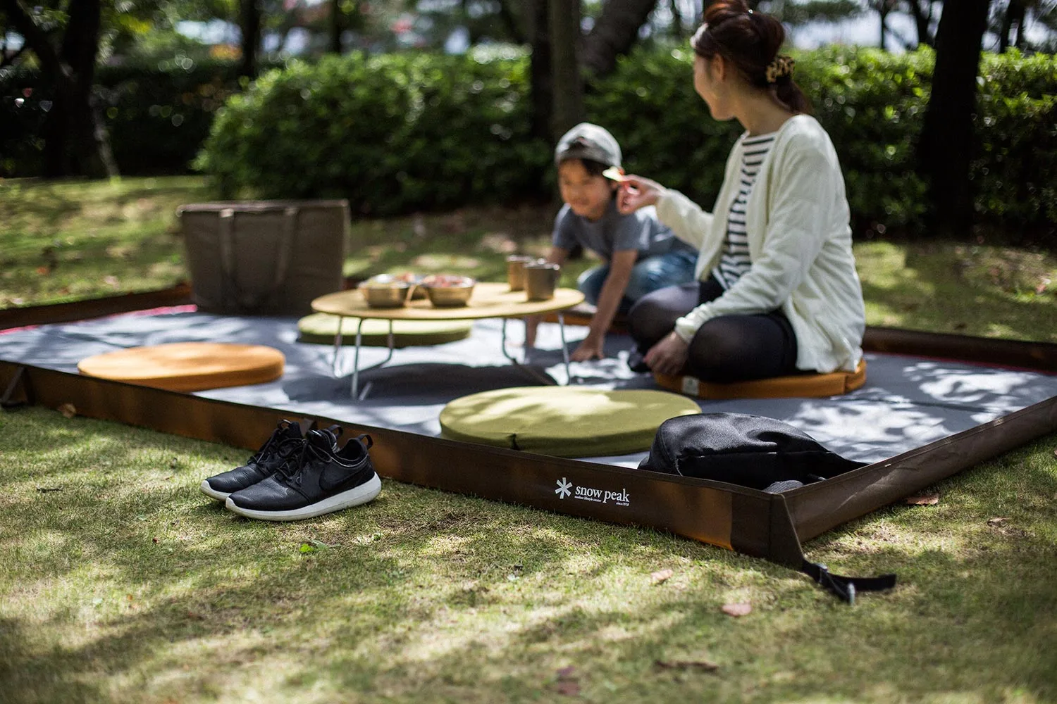 신발을 벗고 바닥에 앉으니 잔디밭이 가장 편안한 거실이 됩니다.